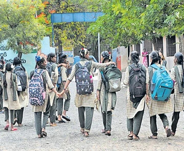 సర్కారు బడుల్లో తగ్గుతున్న ప్రవేశాలు