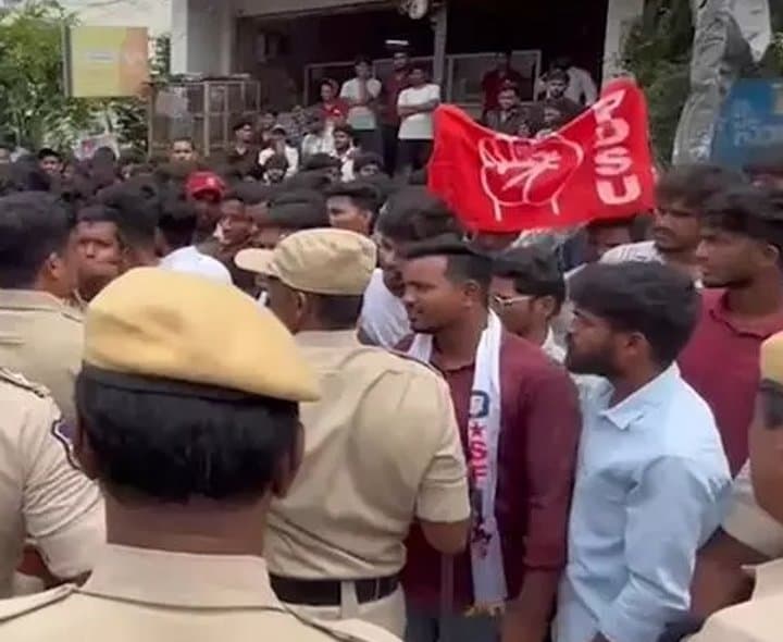 జేఎన్టీయూ విద్యార్థుల ఆందోళన