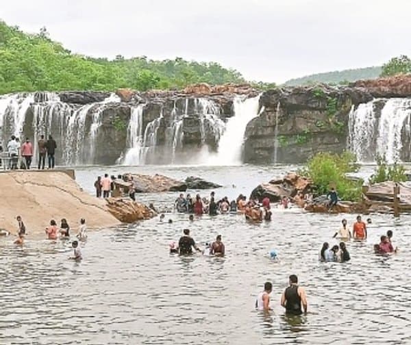 వరంగల్ జలపాతాల్లో పర్యాటకుల సందడి