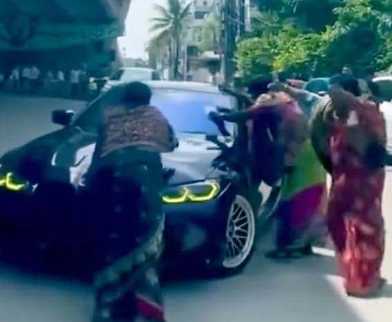 కొత్త కారును అడ్డగించి వేధింపులు - Udayam