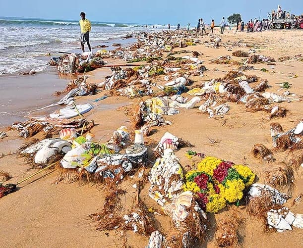 కొత్తపట్నం తీరంలో పీఓపీ విగ్రహాల నిమజ్జనం