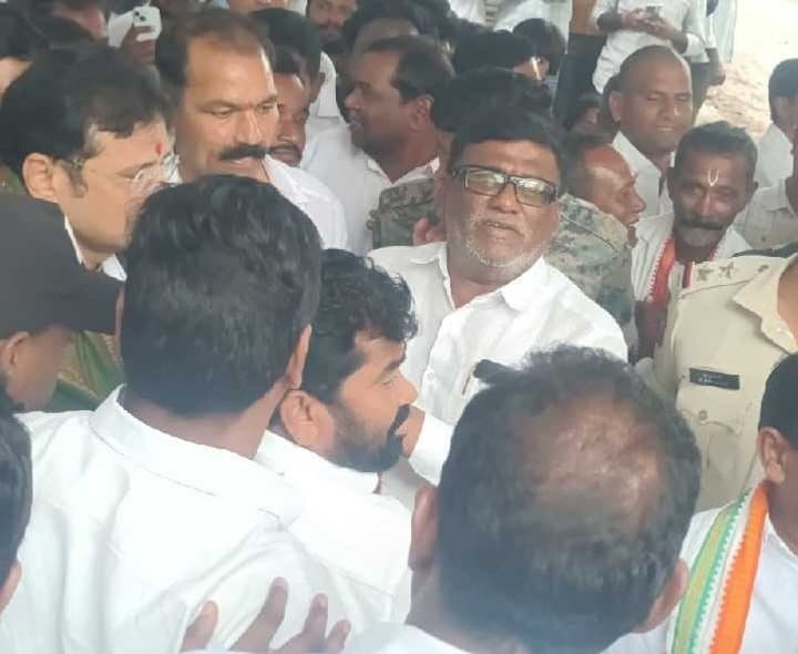 రోడ్లు వేయించండి మంత్రి గారూ
