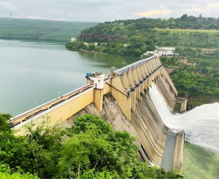 శ్రీశైలం వైపు చేరుతున్న కృష్ణా జలాలు