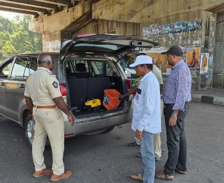 టెక్కలిలో ఎన్నికల వేళ పోలీసుల తనిఖీలు - Udayam