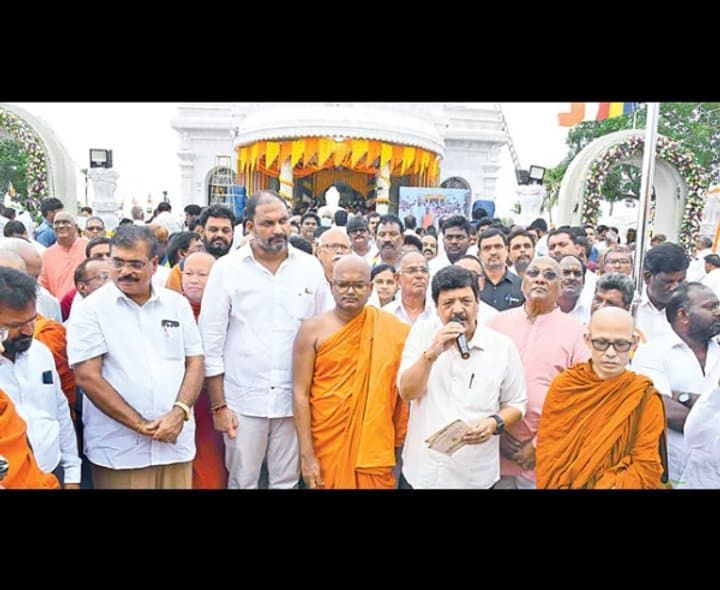 బౌద్ధ విహారంలో ఆధ్యాత్మిక వేడుకలు