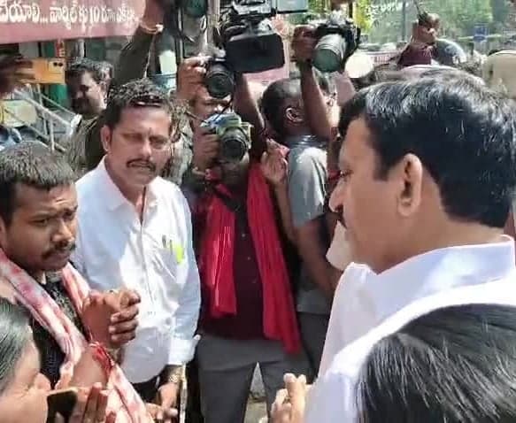 లింగాల కేదారి కుటుంబానికి మంత్రి సాయం - Udayam