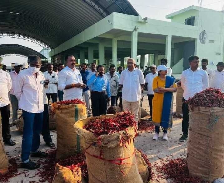 మిర్చి యార్డులో రైతుల సమస్యలు తెలుసుకున్న ఛైర్‌పర్సన్‌ - Udayam