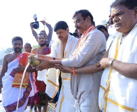 కూడవెల్లి రామలింగేశ్వర స్వామిని దర్శించుకున్న ఎమ్మెల్యే