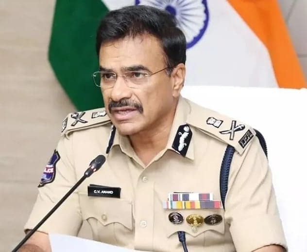 యూనిఫామ్‌లో డాన్స్‌పై డీజీపీ హెచ్చరిక - Udayam