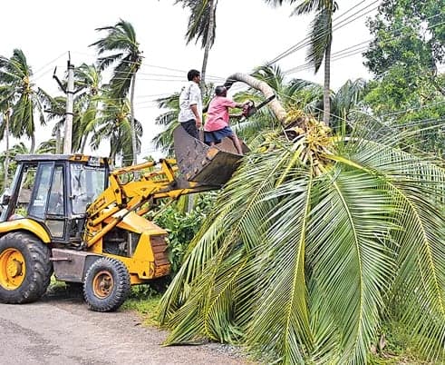 తుపాను బీభత్సం.. వేగంగా సహాయక చర్యలు