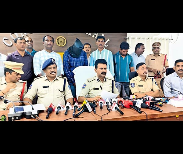 సహోద్యోగి ఇంట్లో భారీ చోరీ - Udayam Digital