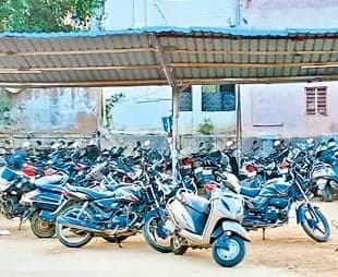 రైల్వే స్టేషన్లలో పార్కింగ్‌ వసూళ్లు