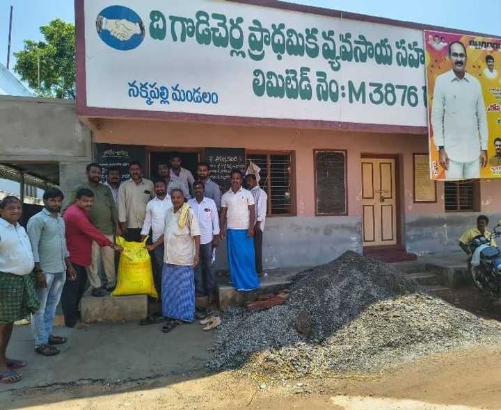 నక్కపల్లి పీఏసీఎస్ ద్వారా రైతులకు యూరియా పంపిణీ - Udayam
