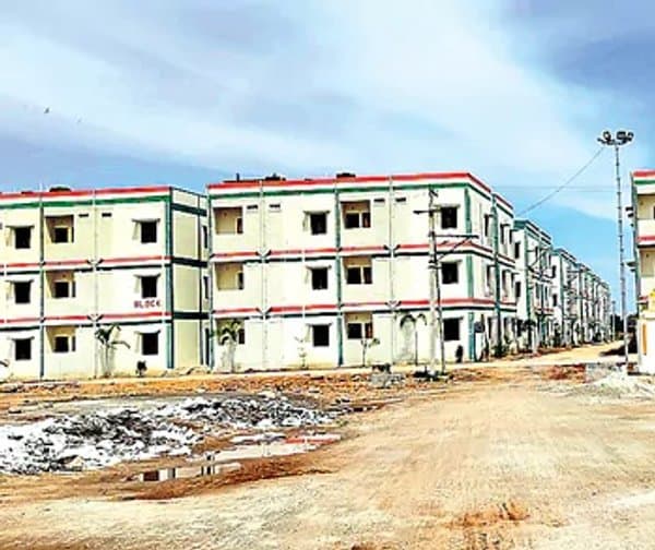 నిరుపయోగంగా డబుల్ బెడ్రూం ఇళ్లు