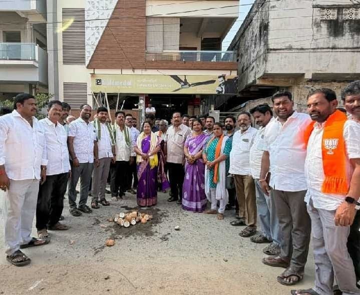 ఏలేశ్వరంలో సీసీ రోడ్ల పనులు ప్రారంభం - Udayam