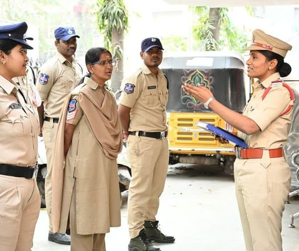 విద్యార్థినులకు అండగా 'పోలీస్ అక్క'