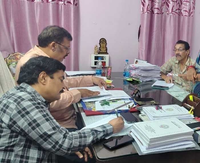 రావులపాలెంలో 12 నామినేషన్ల ఉపసంహరణ - Udayam