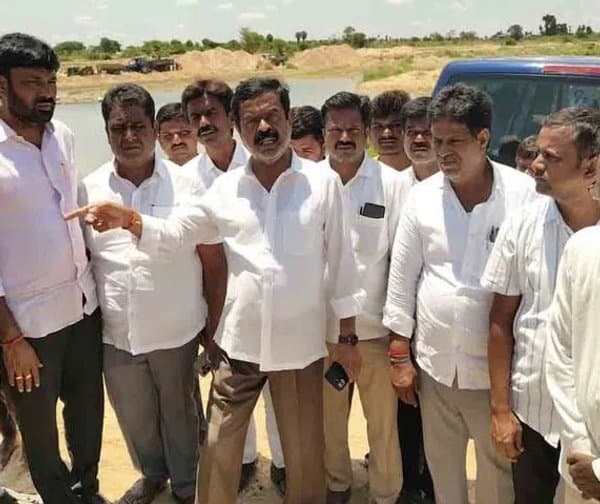 ఇసుక తరలింపుపై మాజీ ఎమ్మెల్యే నిరసన