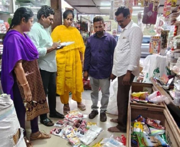 తాడేపల్లిలో 15 కిలోల నిషేధిత ప్లాస్టిక్‌ స్వాధీనం - Udayam