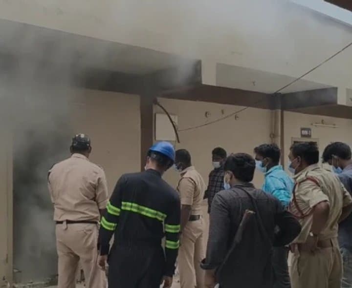 మచిలీపట్నం మెడిసిన్‌ స్టోర్‌లో అగ్నిప్రమాదం