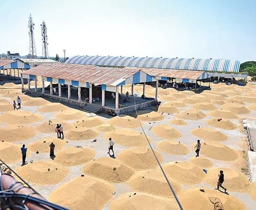 తిరుమలగిరి మార్కెట్‌కు పోటెత్తిన ధాన్యం - Udayam