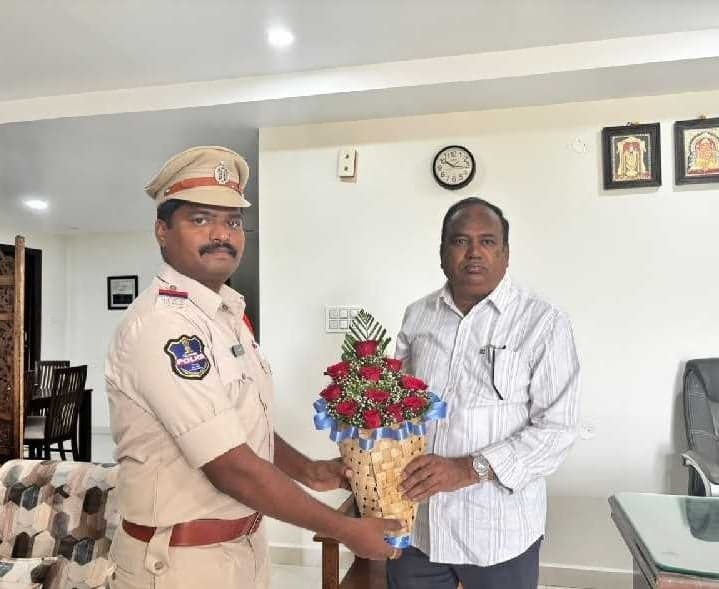 ఎమ్మెల్యే భూపతి రెడ్డిని కలిసిన సీఐ - Udayam