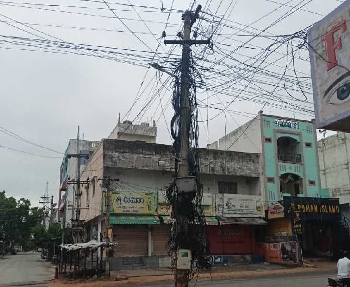 వనపర్తిలో ప్రమాదంగా వైర్లు