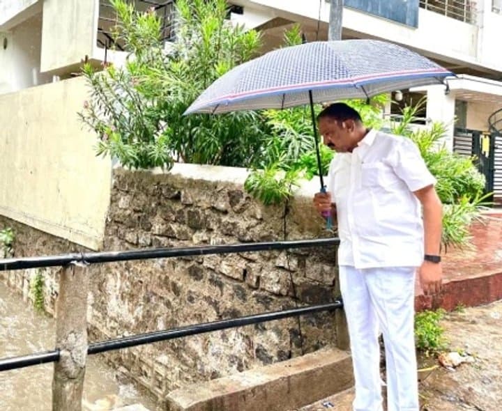 భారీ వర్షం.. ఉప్పొంగిన కాల్వ