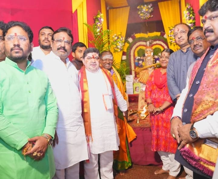 మహంకాళి అమ్మవారిని దర్శించుకున్న మంత్రి పొన్నం - Udayam