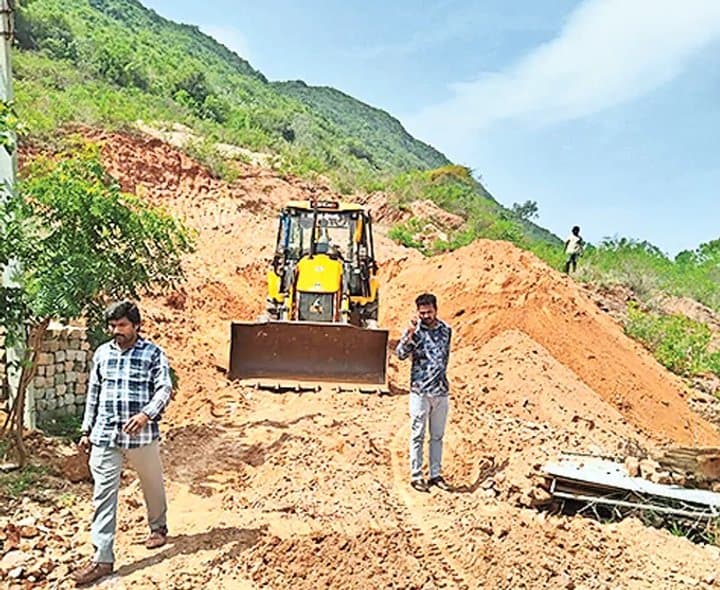 చీమలాపల్లి కొండపై తవ్వకాలు.. ఆక్రమణ యత్నం