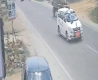 జడ్పీ ఛైర్మన్‌ కారుపైకి ఎక్కిన టీడీపీ కార్యకర్త - Udayam