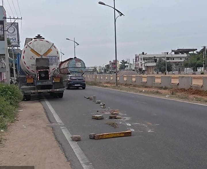 రాజాపూర్‌లో లారీతో ట్రాఫిక్‌కు అంతరాయం - Udayam