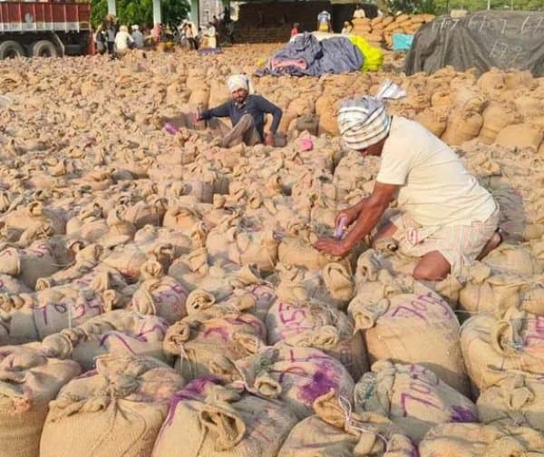 ఎవరికి పట్టని రైతు గోస: ధాన్యం కొనుగోళ్లలో తీరని అవస్థలు