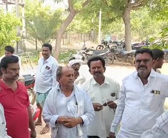 అడవిదేవులపల్లిలో విద్యుత్ సరఫరాపై రైతుల నిరసన - Udayam