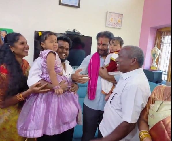 లింగన్నపేటలో కార్యకర్త ఇంట్లో భోజనం చేసిన కేటీఆర్‌