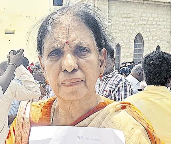 మాజీ మంత్రి అరుణ ఓటు మాయం