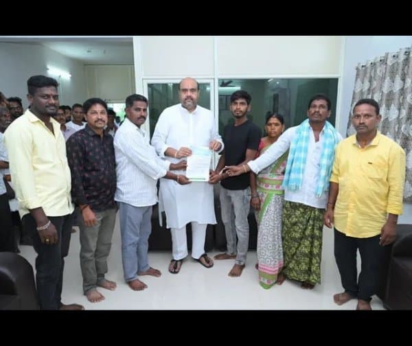 పేదలకు అండగా ప్రభుత్వం: ఎనిమిది మందికి సీఎం సహాయనిధి అందజేత