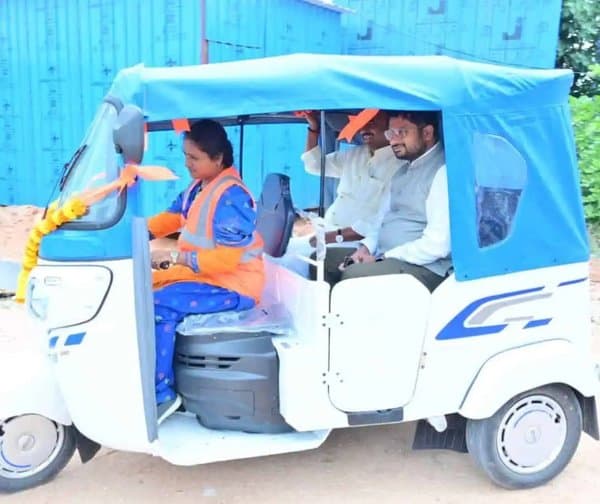 గద్వాలలో తెలంగాణ తొలి మహిళా మొబిలిటీ సెంటర్ - Udayam Digital