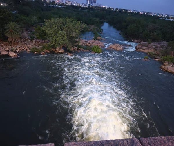 హిమాయత్‌సాగర్ గేట్ల ఎత్తివేత
