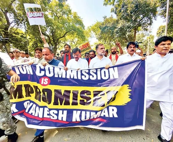 ఈసీ కార్యాలయం ముట్టడి