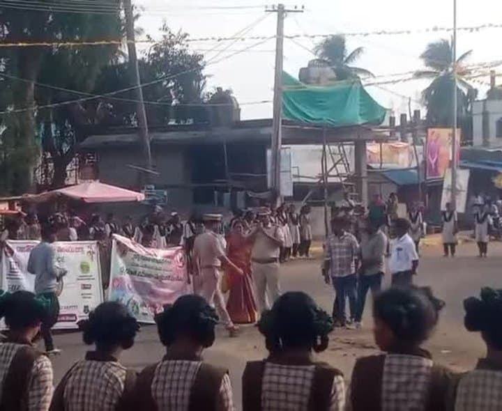 మహిళల భద్రతపై అవగాహన అవసరం: సీఐ - Udayam