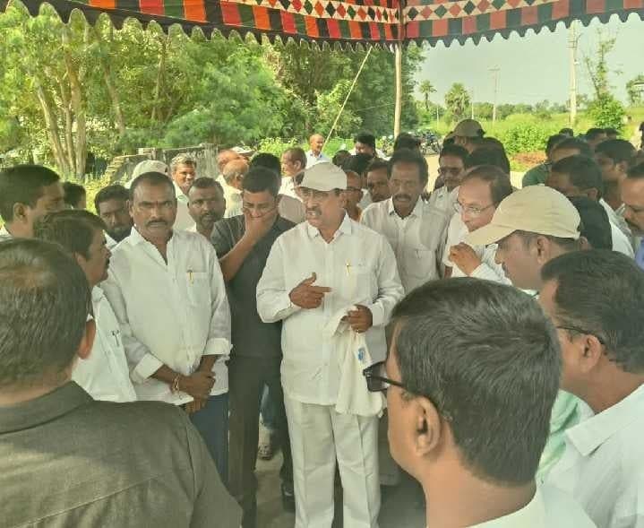 పెద్దాపురంలో స్కూల్ ప్రహరీ గోడకు శంకుస్థాపన - Udayam