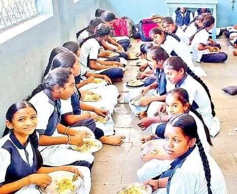 బడి పిల్లలకు సదుపాయాలు లేక అవస్థలు - Udayam