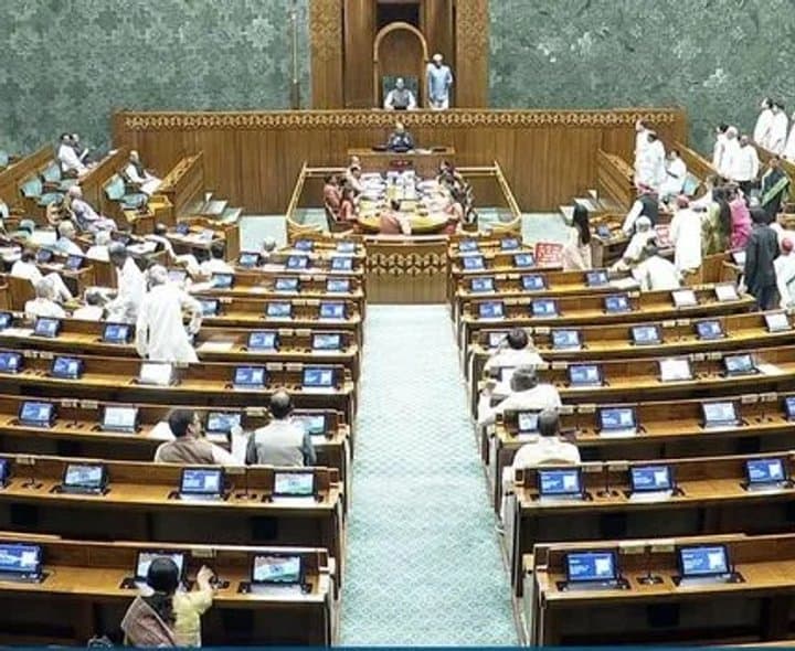 విపక్షాల ఆందోళనల మధ్య లోక్‌సభలో రెండు బిల్లులకు ఆమోదం