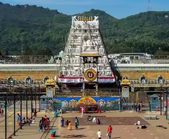 తిరుమలలో భక్తుల రద్దీ.. దర్శనానికి 24 గంటలు - Udayam