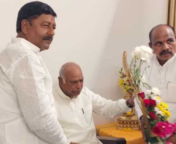 మల్లికార్జున ఖర్గేను కలిసిన చేవెళ్ల ఎమ్మెల్యే యాదయ్య - Udayam