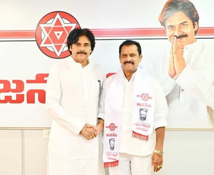 తునిలో జనసేనలో చేరిన యనమల కృష్ణుడు
