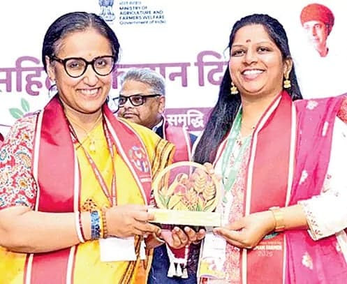 పొలాల్లో రైతులతో నేతలు
