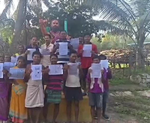 భూ సమస్యలపై ఆదివాసీల ధర్నా - Udayam
