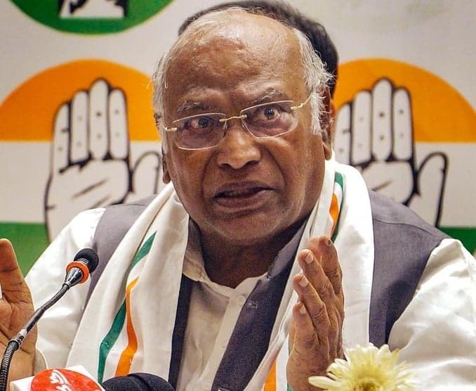 జ్ఞానేశ్ దొంగ.. ఓట్ల చోరీ నేర్పిన వ్యక్తి పెద్ద దొంగ: ఖర్గే